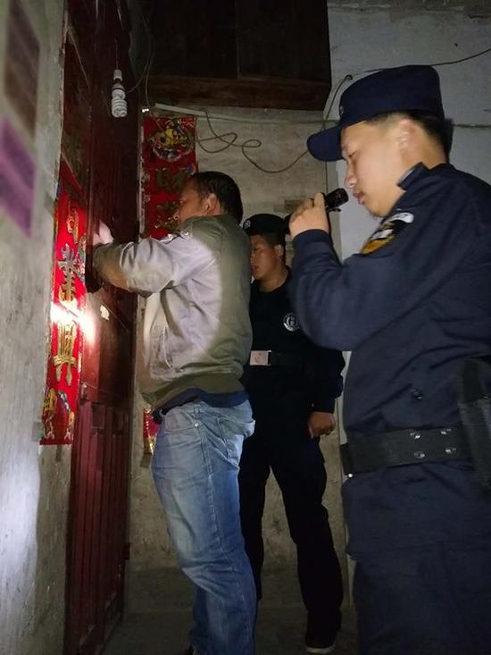 屯脚镇粗心妈妈误将幼女锁家中 民警全城寻开锁师傅开门